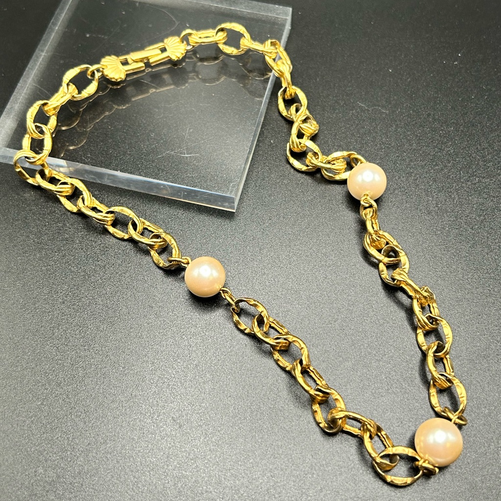 L0162 Richelieu Vintage Necklace Hammered Gold Tone Links Faux Pearl. Like New!